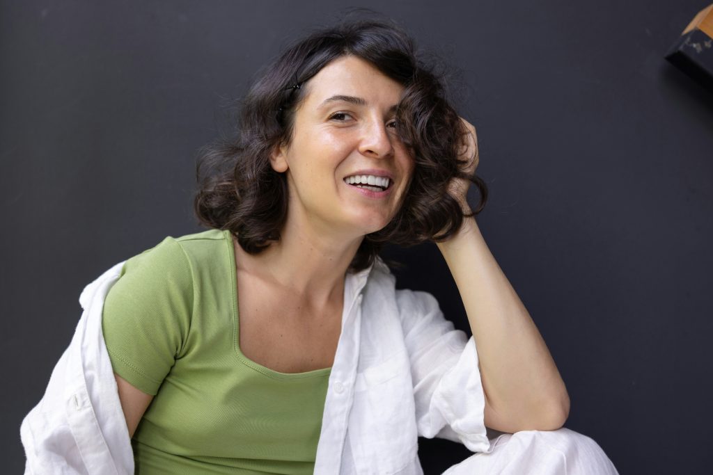 Mujer de mediana edad descansando junto a una ventana, imagen que acompaña un artículo sobre perimenopausia y alimentación.
